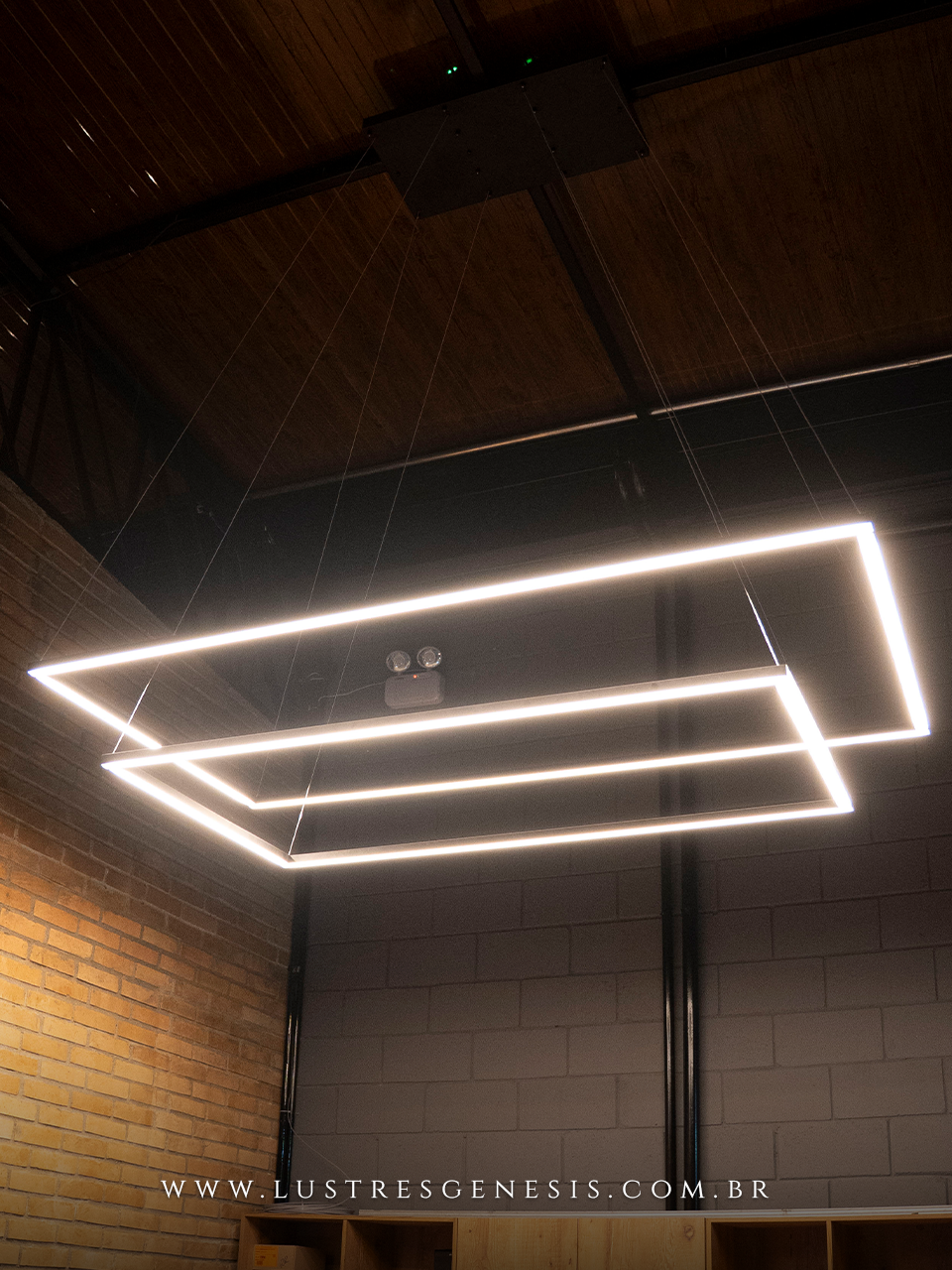 Lustre de LED quadrado sob medida modelo preto, ideal para casas com pé direito duplo ou alto, design moderno da Lustres Gênesis.
